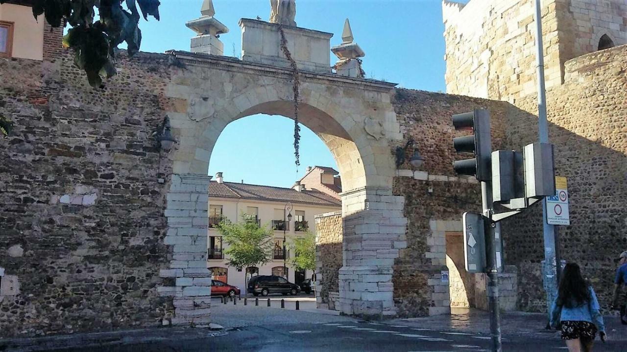 Housingleon - Muralla Buitenkant foto